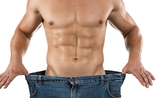 큰 허리 사이즈의 바지를 입은 멋진 몸을 가진 남성의 모습