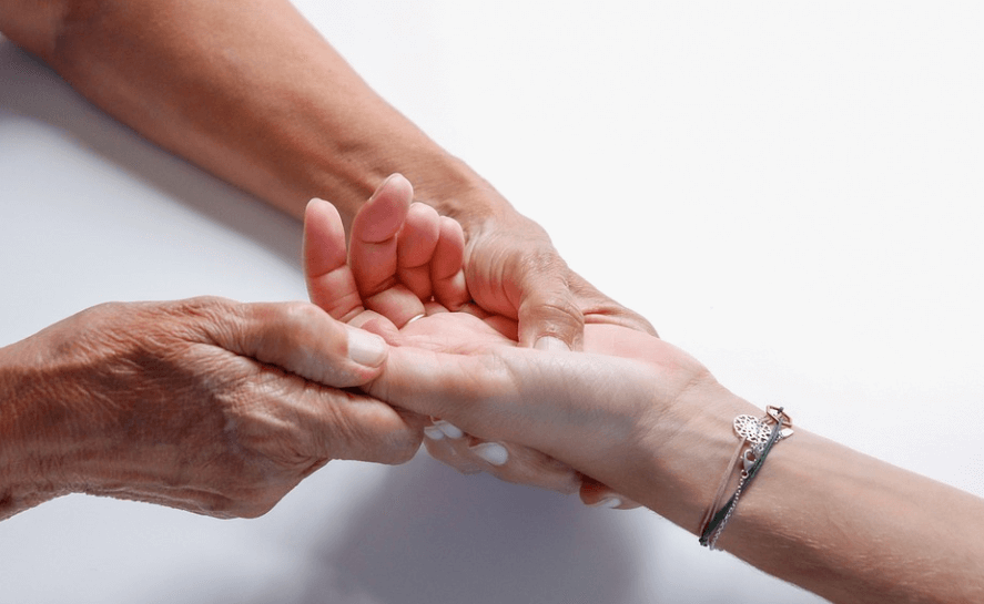 손이 저리는 이유로 손가락 마사지를 받고 있다