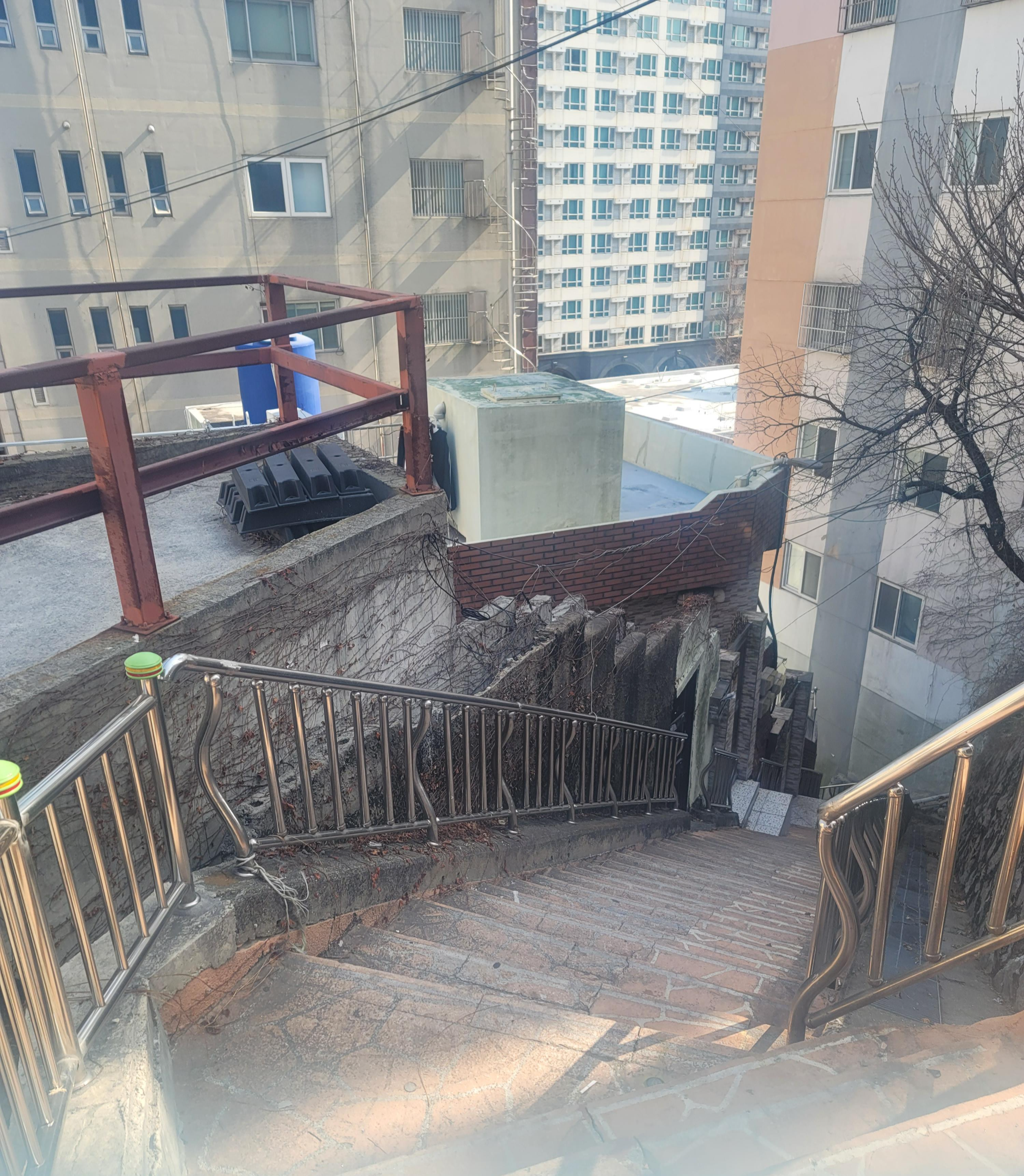 코모도 호텔 가는 첫번째 계단