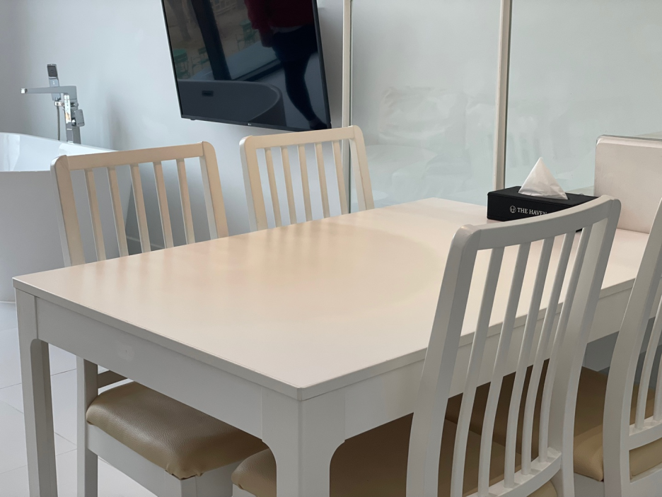 더헤이븐리조트 디럭스오션룸 식탁 사진