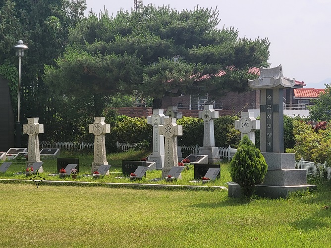 죽림동 주교좌성당 뒤에는 순교자 현양비와 순교 사제 등의 유해를 모신 작은 묘지가 있습니다.