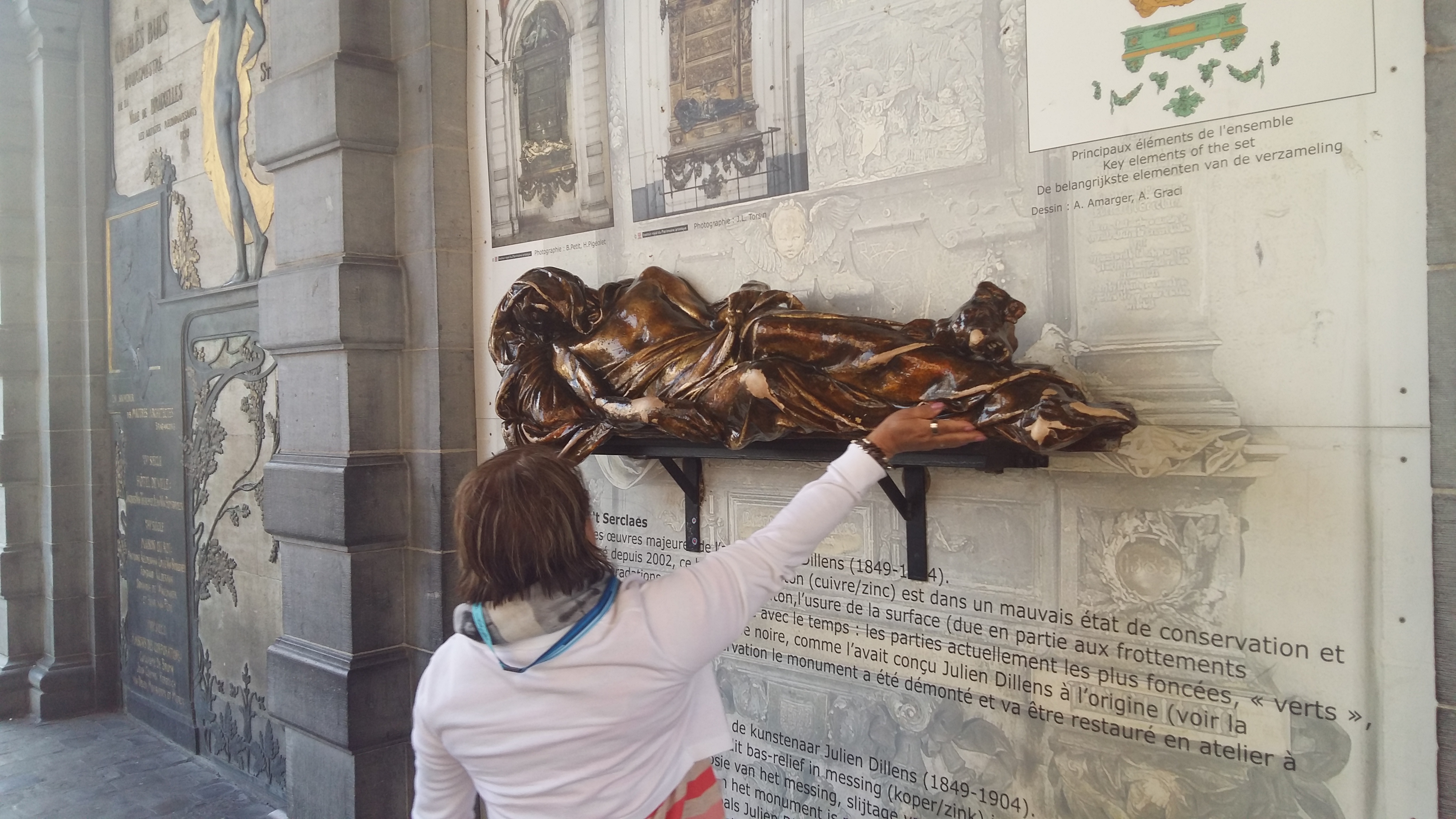 벨기에 브뤼셀 그랑플라스 동상을 만지는 사람