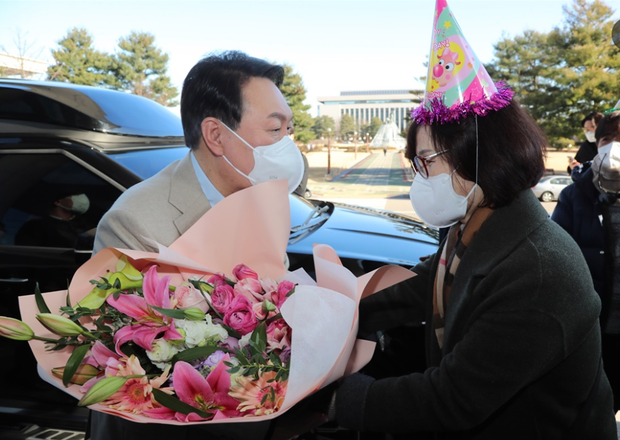 권진원 Happy Birthday to You 윤석열대통령생일축하 윤비어천가 윤석열헌정곡 윤석열대통령헌정곡 
국회 의원회관에서 지지자들로부터 축하