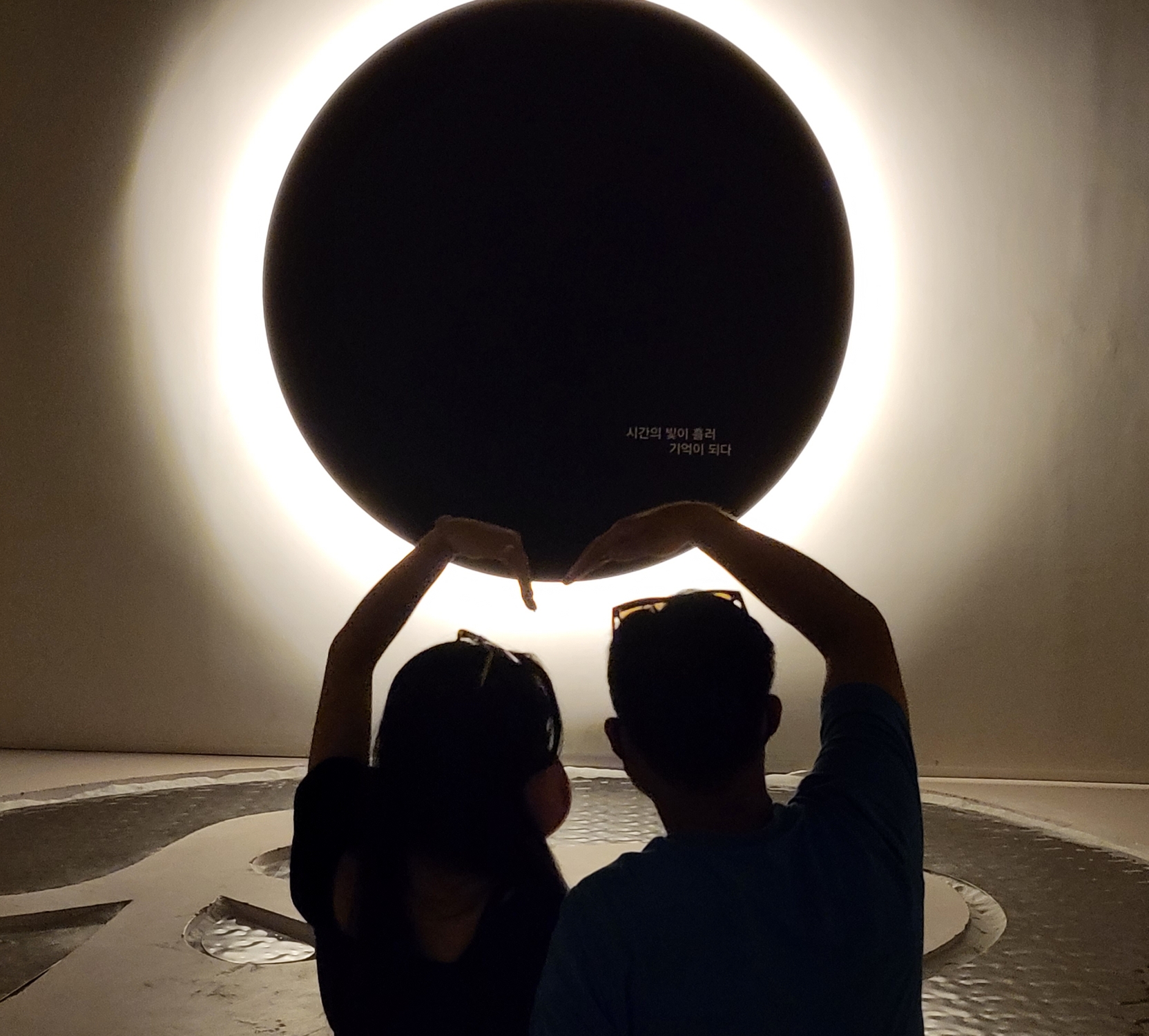 여수파빌리온 녹테마라 전시관 안에서 남친과 찰칵