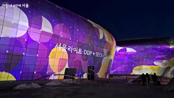 2022 '서울라이트DDP'의 주제는 'DDP 우주와의 만남, 랑데-부(Rendez-Vous)'라고 한다.