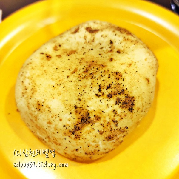 메가커피 춘천 감자빵 잘 데워진 모습