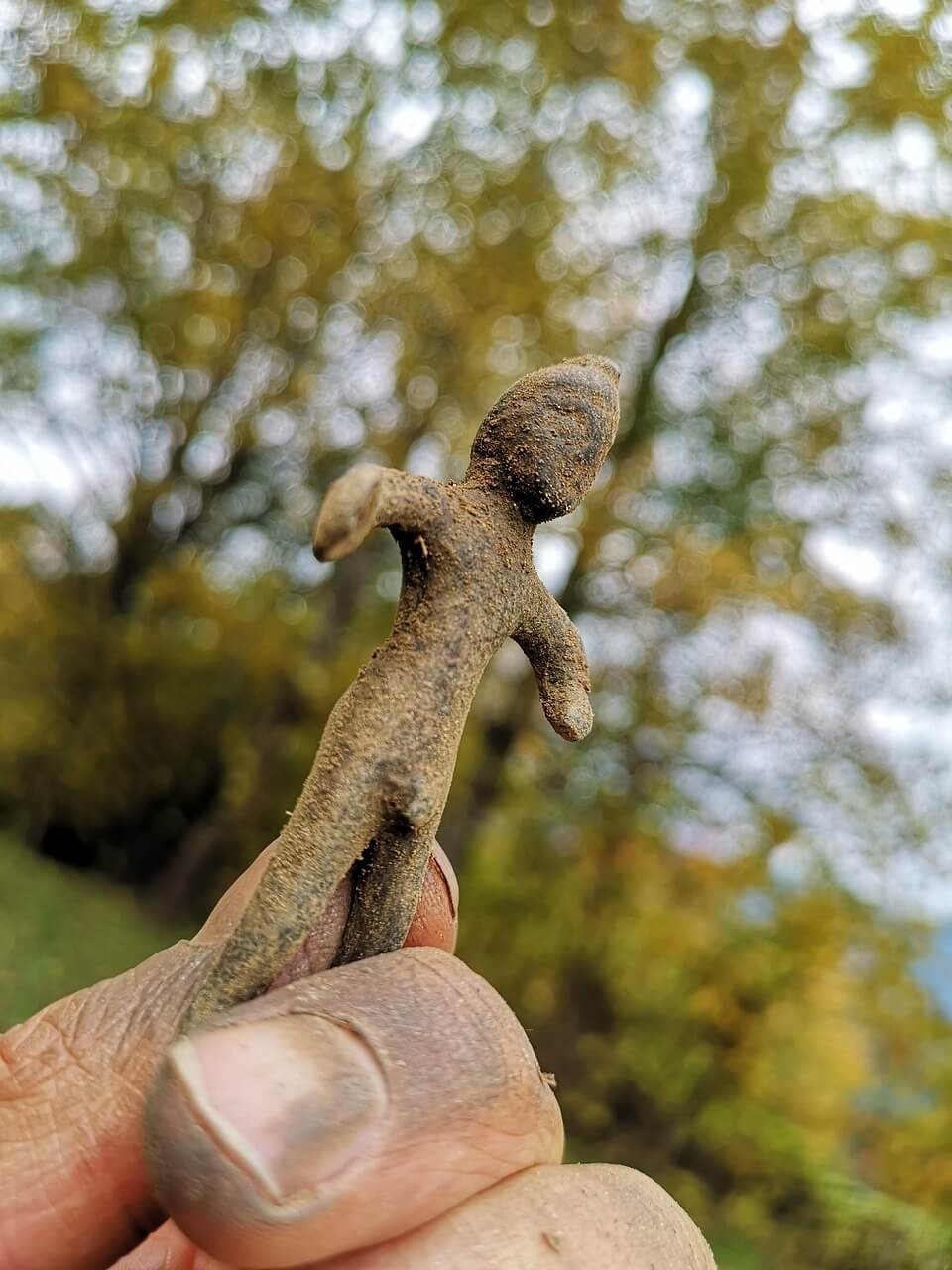 고전학이 설명하는 에트루리아어의 미스터리, 고전학에서 바라본 에트루리아어 - 기원과 언어적 특징의 미스터리, 고전학적 시각으로 해석하는 에트루리아어 문자 - 해독의 어려움과 주요 발견, 고전학이 설명하는 에트루리아어의 문화적 유산 - 종교, 의식, 사회적 표현