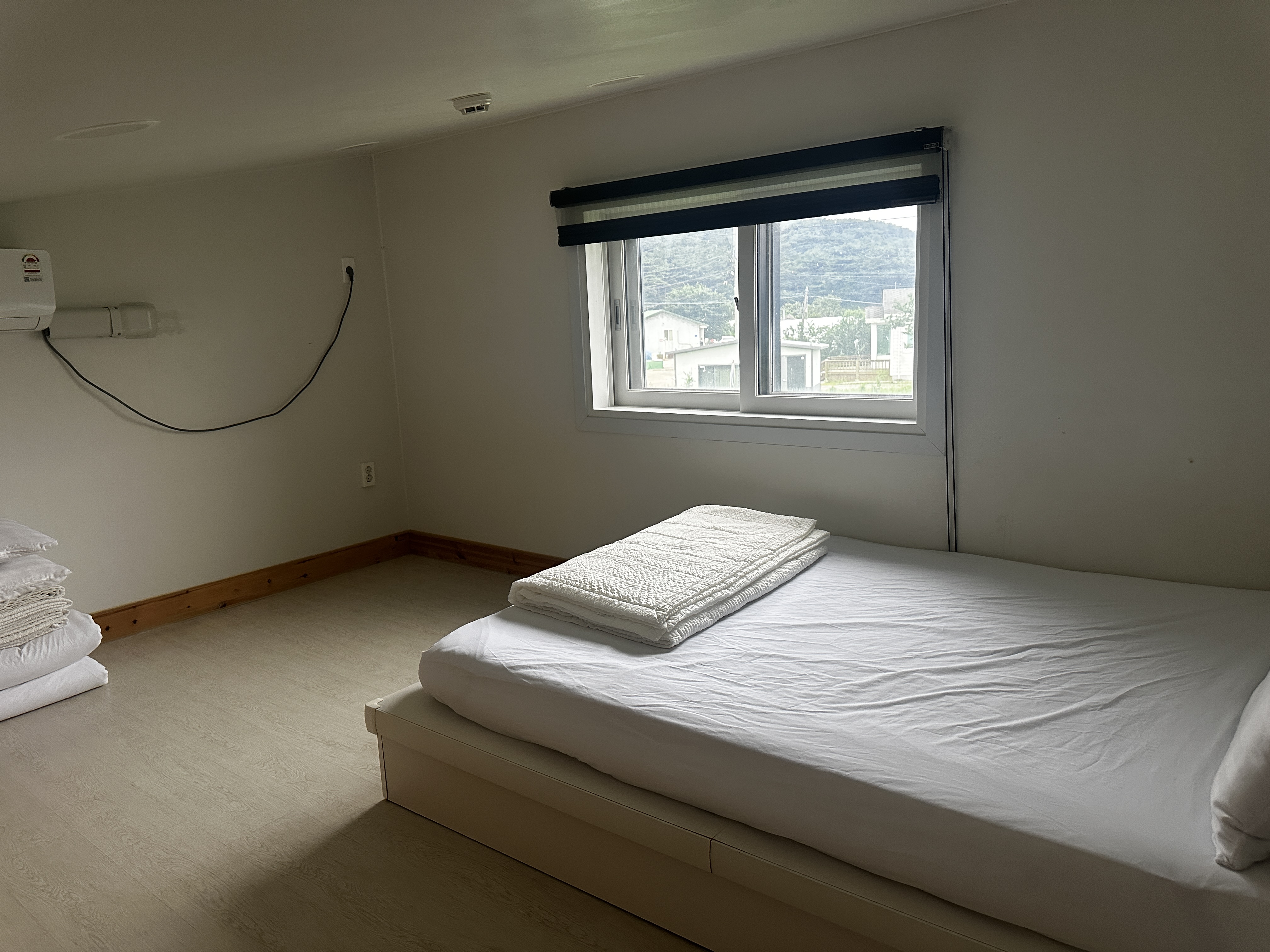 c동 독채 2층모습 기본 침구와 인원추가시 추가셋팅 가능한사진