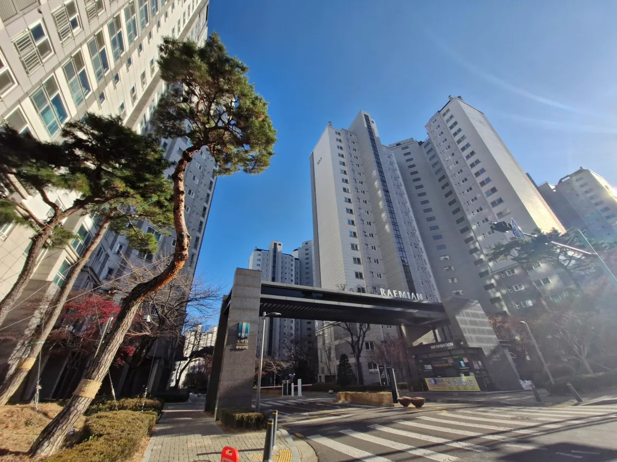 소나무와-문주가-보이는-래미안-아파트