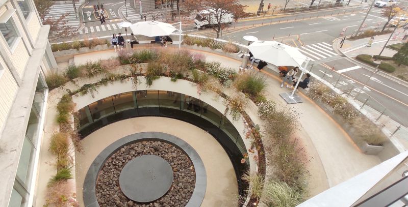 옥상 난간에서본 조경공간 모습