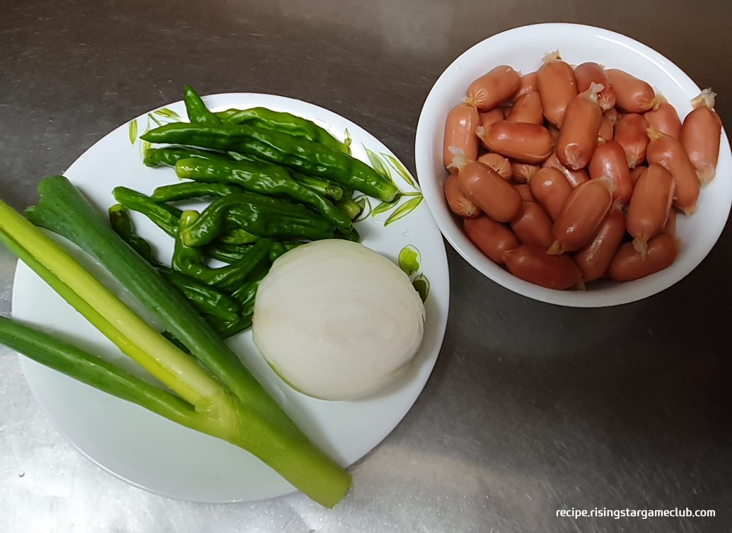 꽈리고추 소세지 볶음 재료(비엔나 소세지, 파, 꽈리고추, 양파)