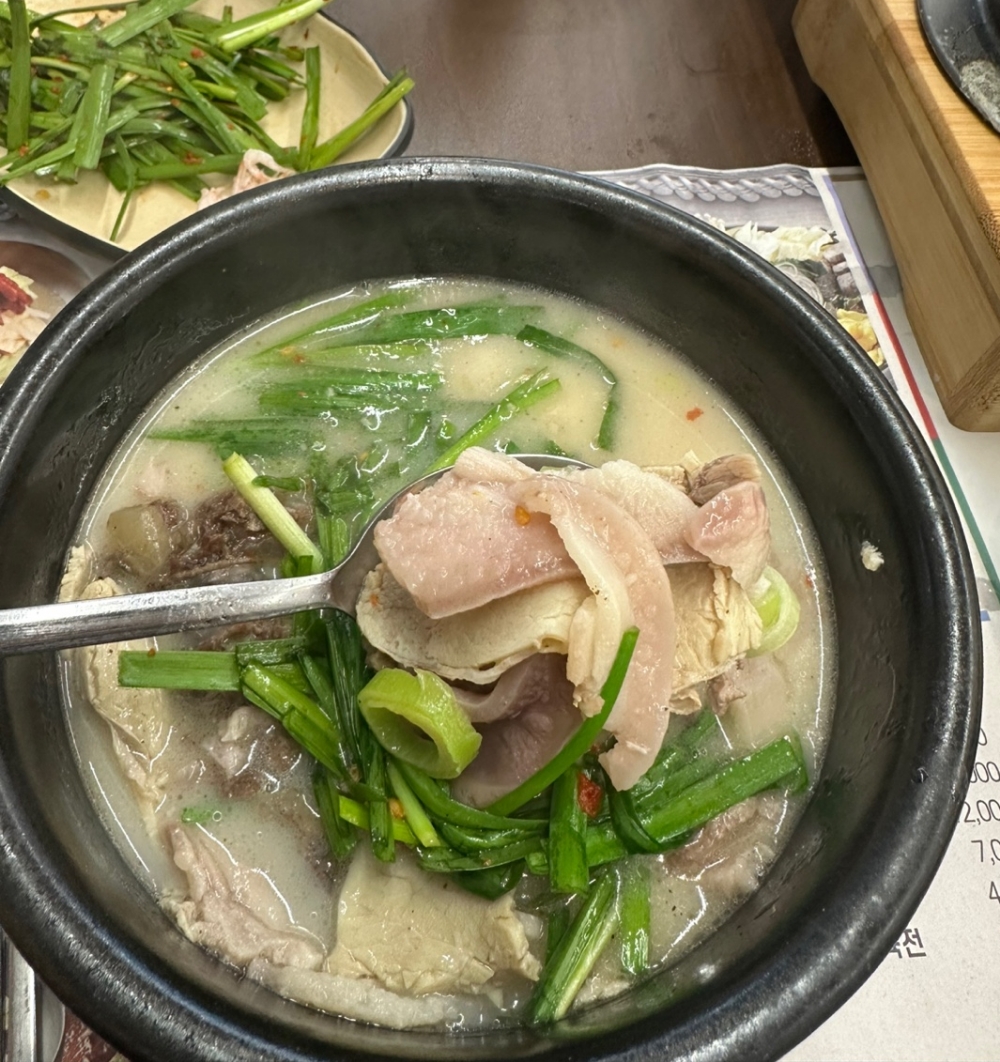 한식교 국밥 속 푸짐한 순대와 고기