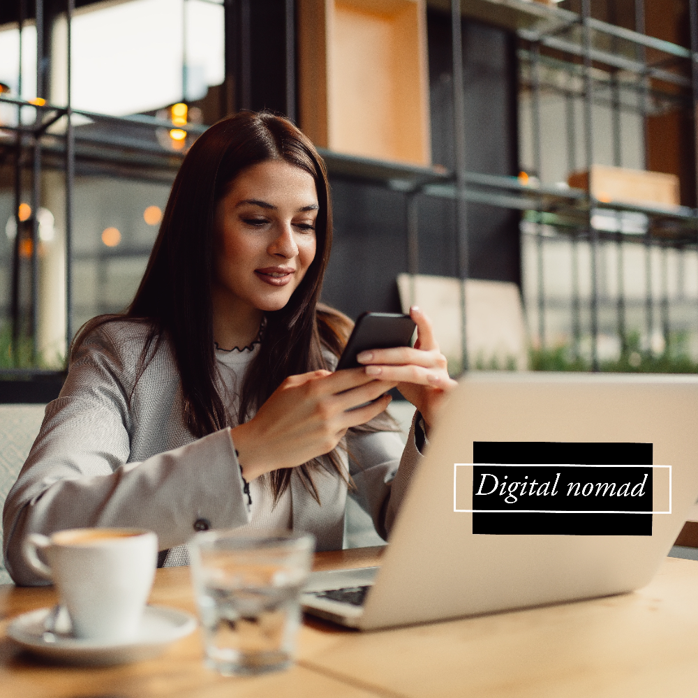 휴대폰을 보고 있는 여자