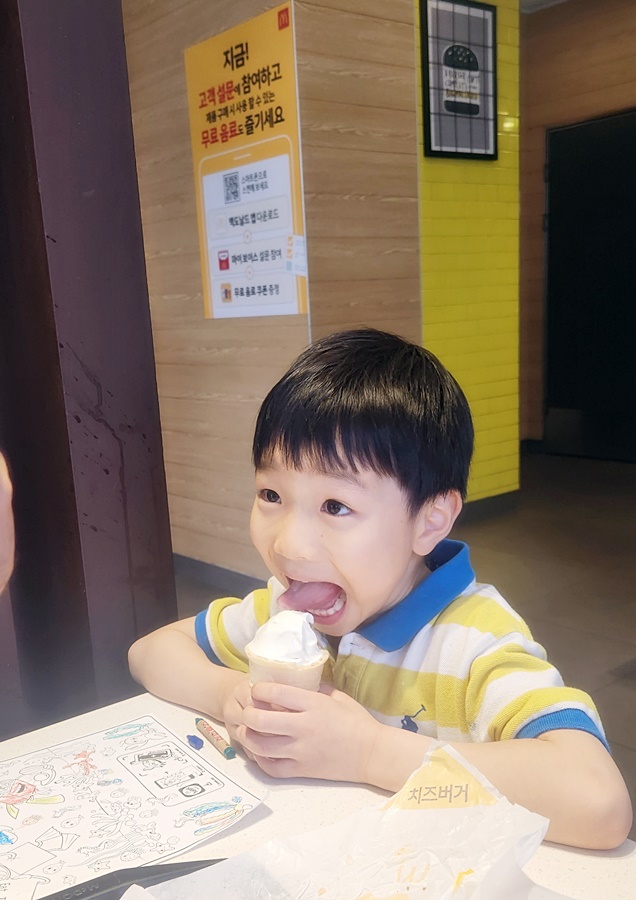 안간다는 아이들을 아이스크림으로 꼬셔서 몽산포 탈출 성공