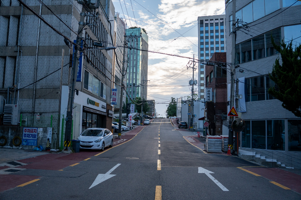 매장-앞-도로-화창한-날씨