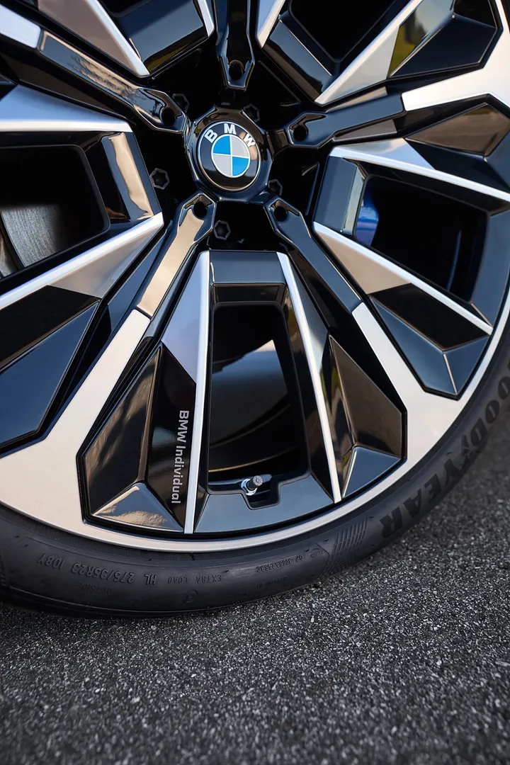 BMW iX 자동차 이미지