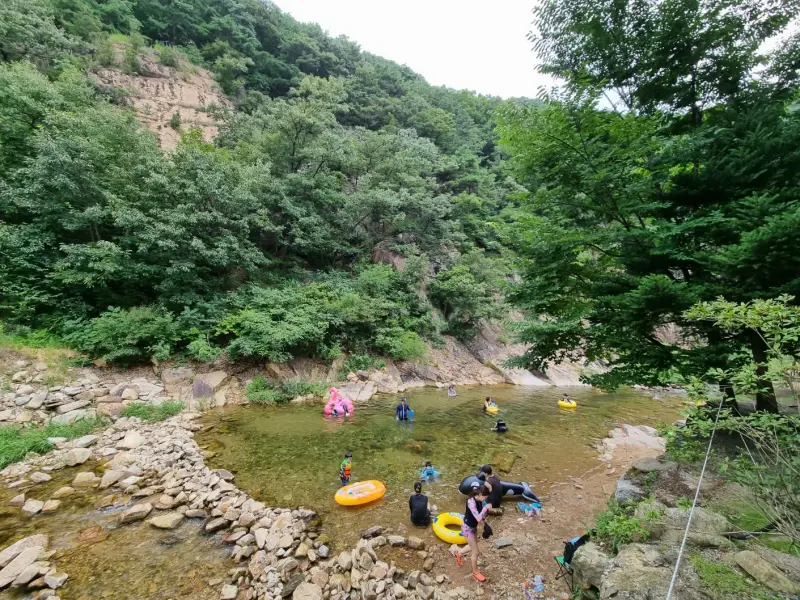 <온오프> 카페의 프라이빗 계곡 전경 1