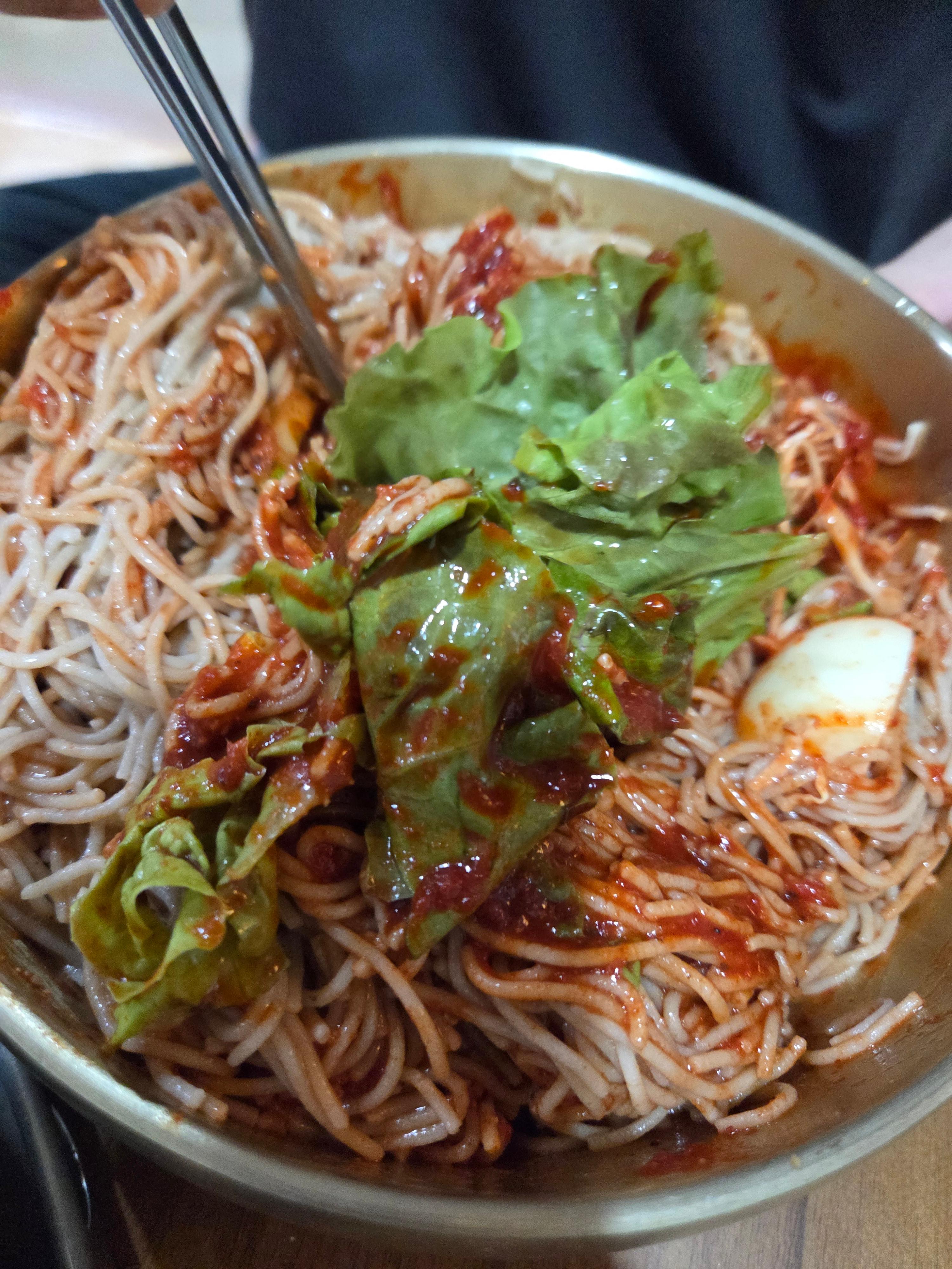 비빔 순메밀국수 – 짙은 메밀 면발과 상큼한 고명