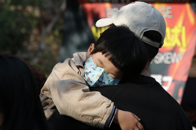 아빠에 안기면선 자는 아이