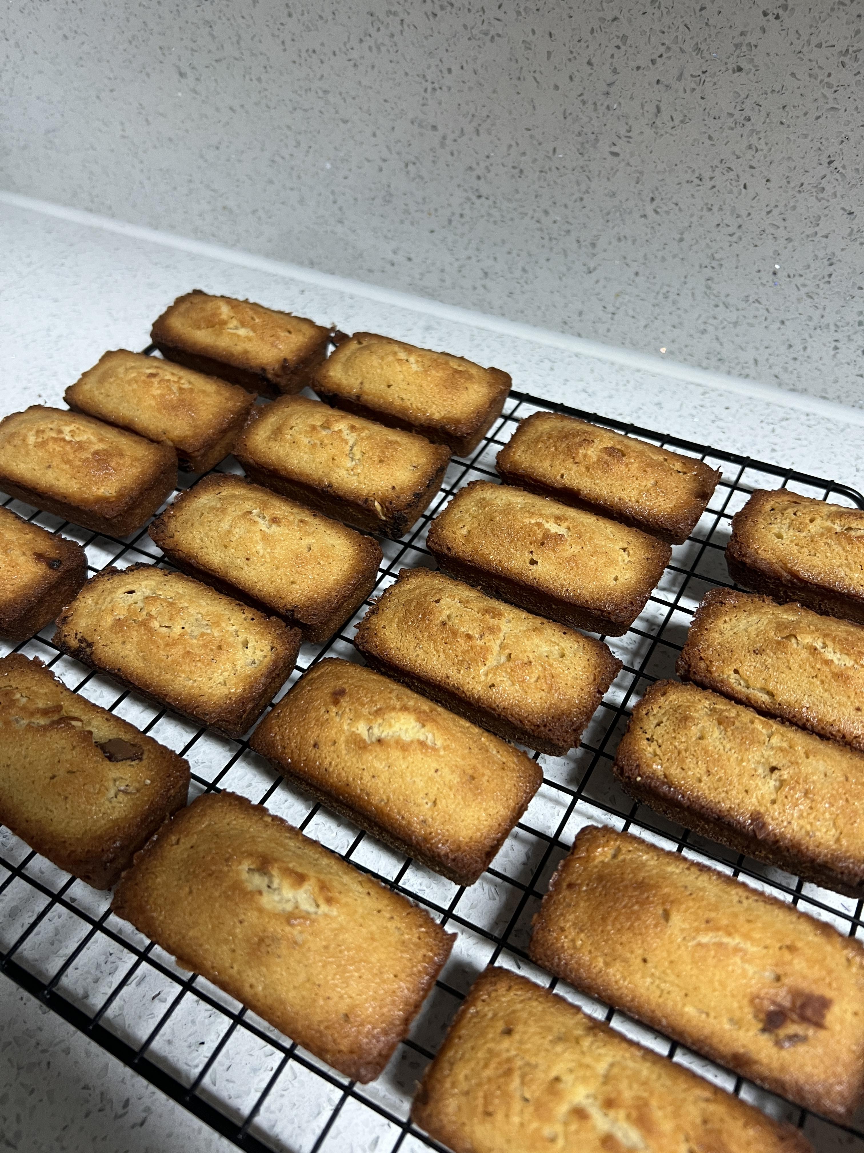 식힘판에 식히는 바삭한 휘낭시에