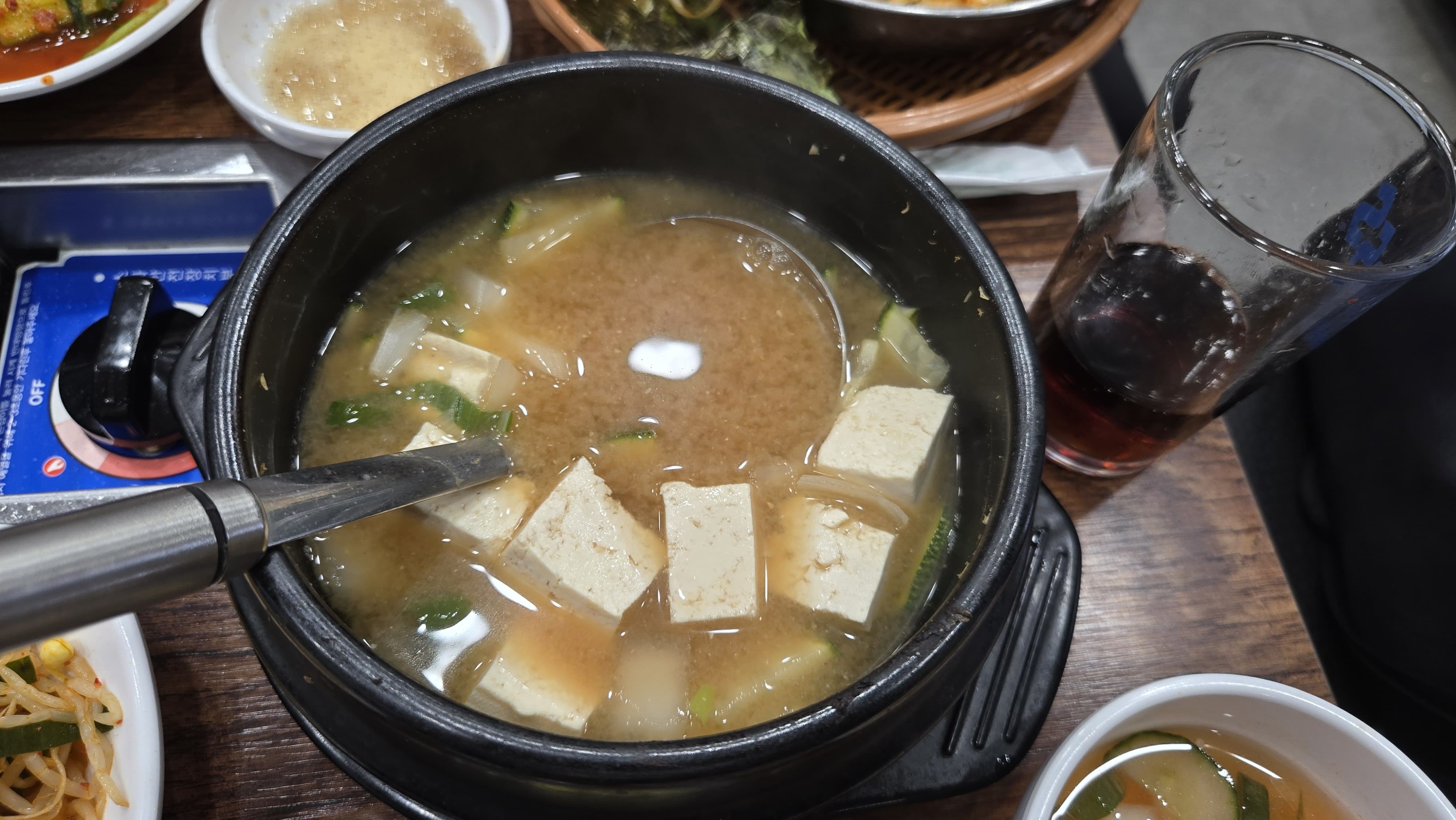 여름철 된장국은 짜지 않게 끓이면 입맛이 없을 때도 잘 넘어 감