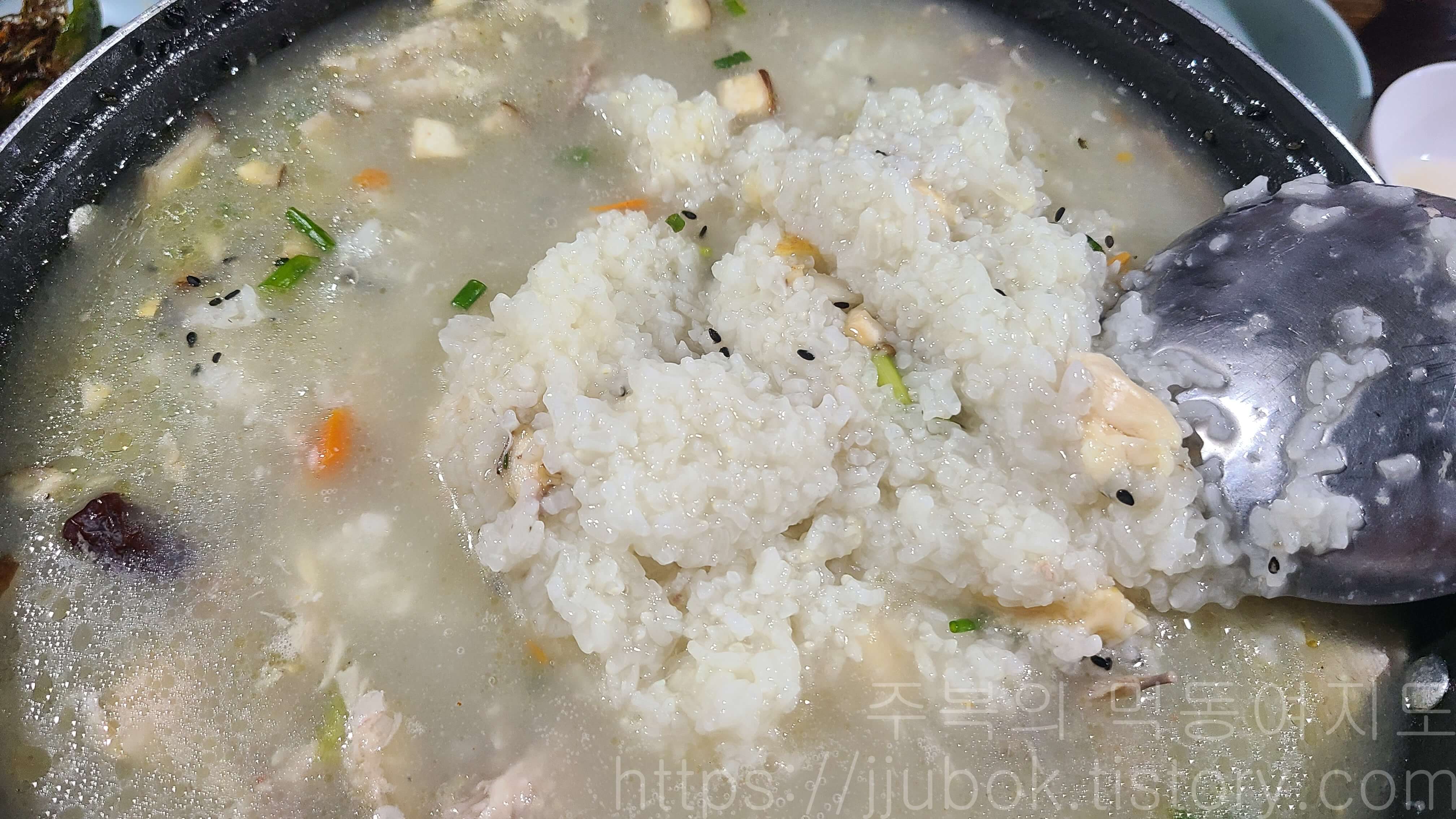 푸른농원-닭백숙-찹쌀-섞기-2