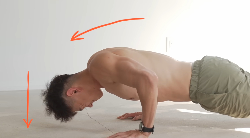 푸쉬업을 하는 동안 머리가 바닥을 향해 떨어지면 어깨에 부담을 준다.