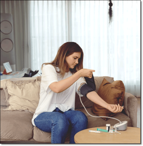 혈압 체크하는 여성