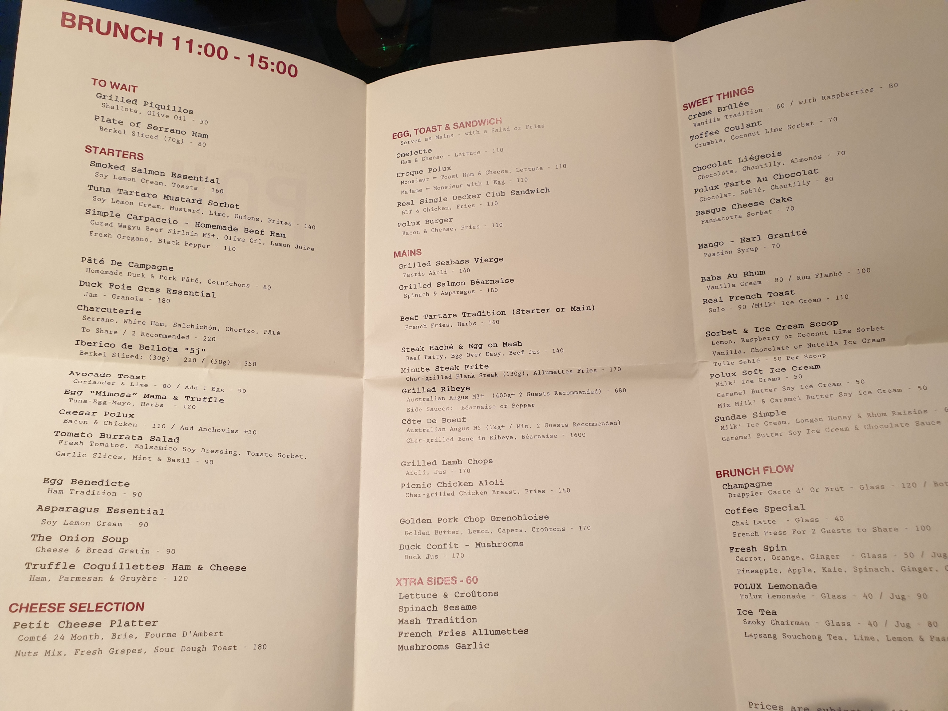 브런치 메뉴판을 제공해준다. 메뉴판은 삼등분으로 접히는 형태다.