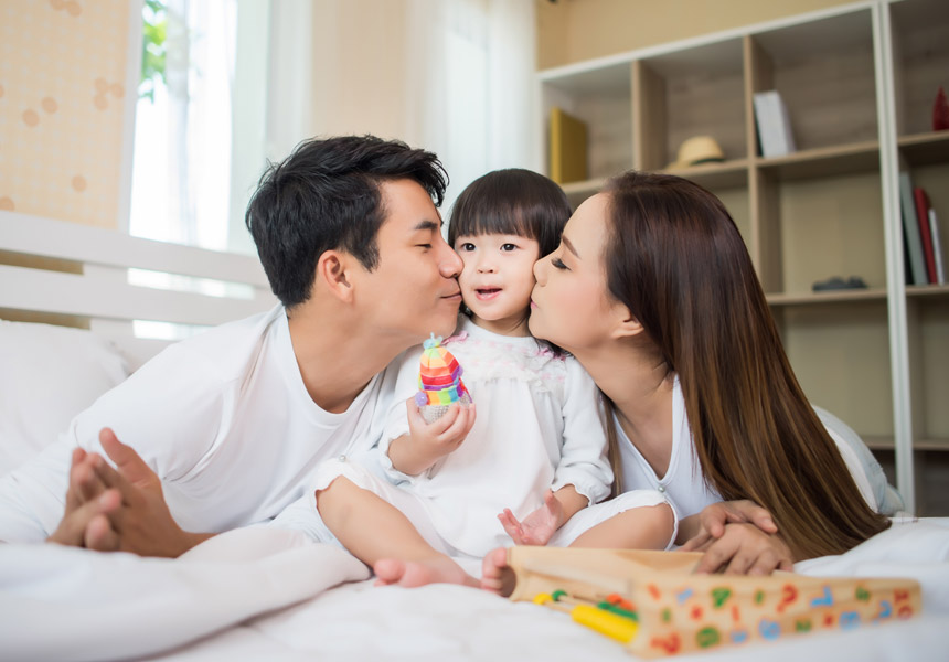 부모가 아기와 함께 즐거운 시간을 보내는 모습