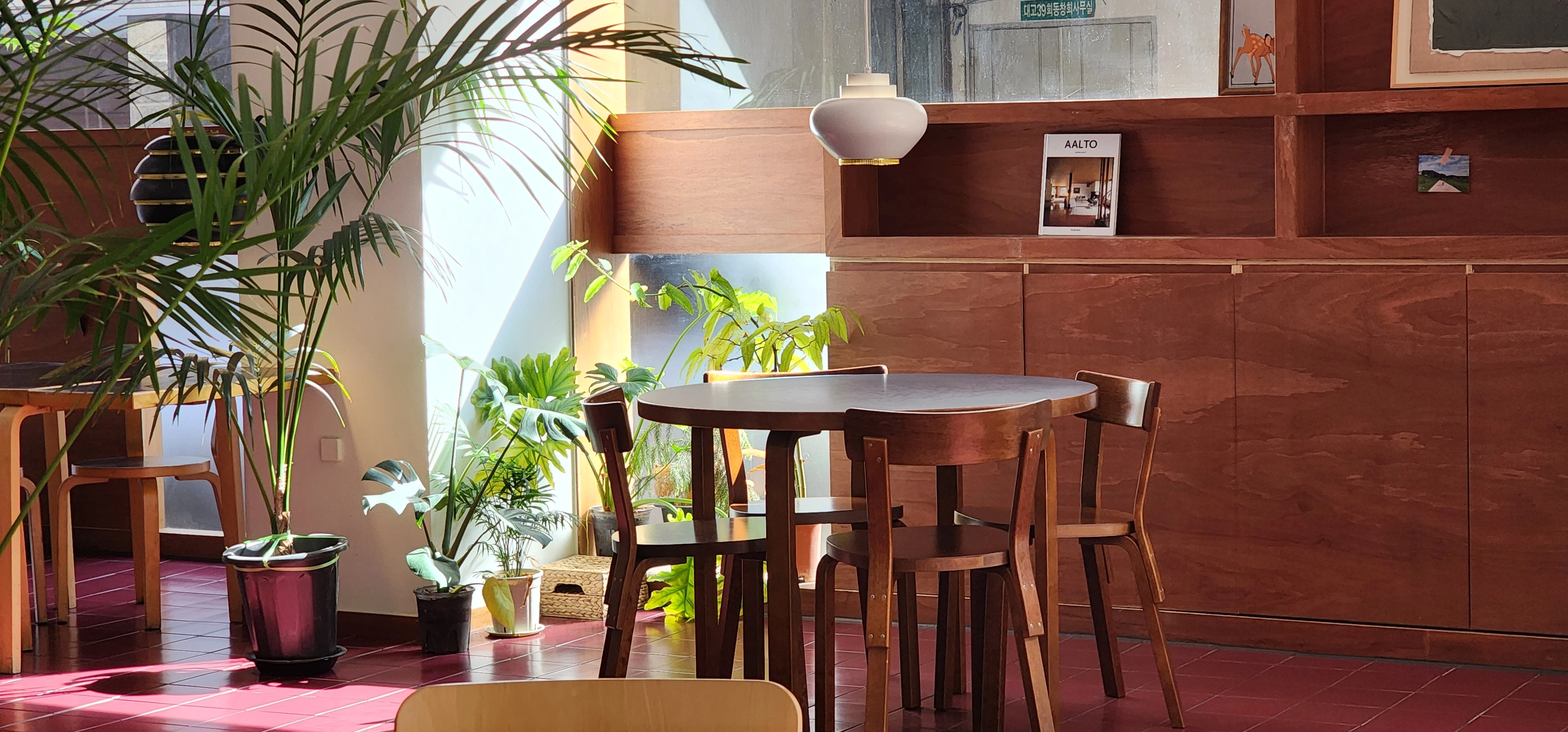 카페 내부, 둥근 테이블, 의자, 선반, 햇빛