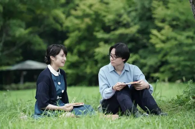 이치카와-아마네가-잔디밭에-앉아있다