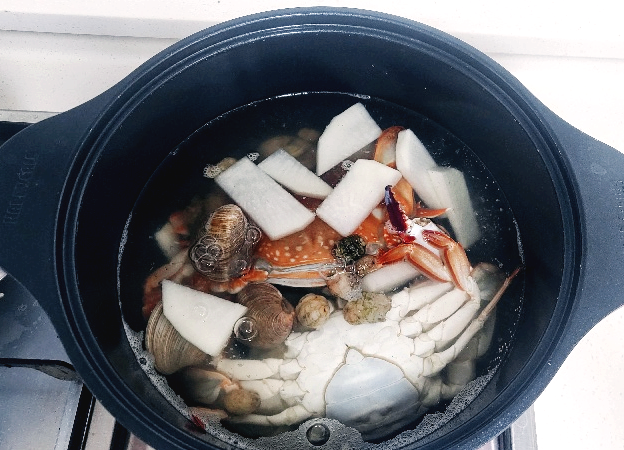 꽃게탕에 들어갈 재료를 넣은 냄비
