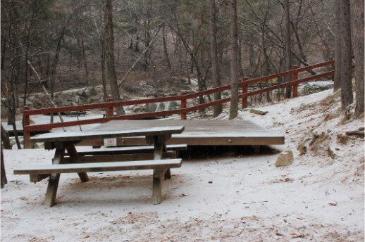 용화산자연휴양림 야영데크 사진