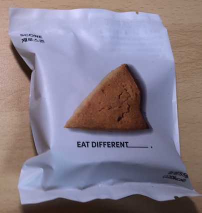 제로스콘 플레인맛 비닐포장지 모습입니다. 흰색 비닐에 스콘 사진이 인쇄되어 있습니다.