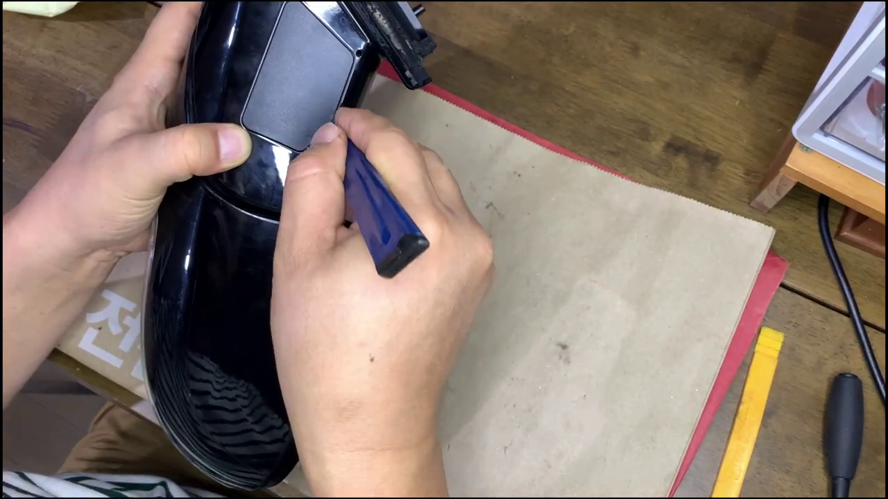 아래 커버를 분리한다