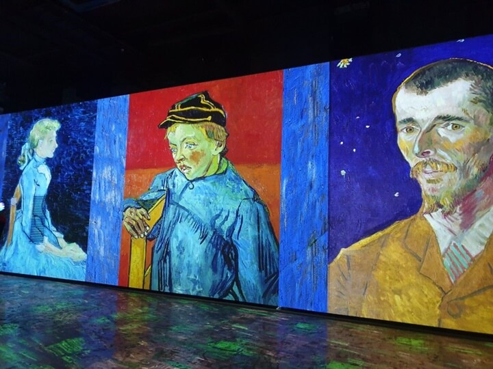 빛에 반사되어 벽에 비추는 남자가 그려진 그림