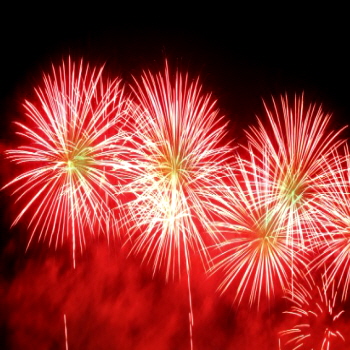 폭죽이 터져 불꽃이 나오는 모습