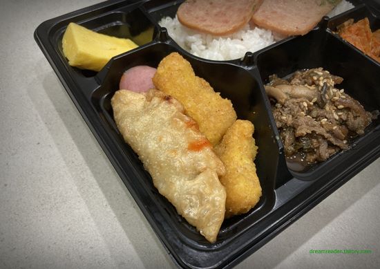 이마트24 편의점 알찬 8찬 도시락 2023년 3월 반찬 구성(고기 왕교자 만두, 치킨 너겟(닭 고기), 비엔나 소시지)