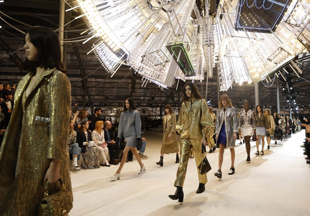 패션의 미래를 그리다: 니콜라 제스키에르의 루이 비통 10주년 기념쇼