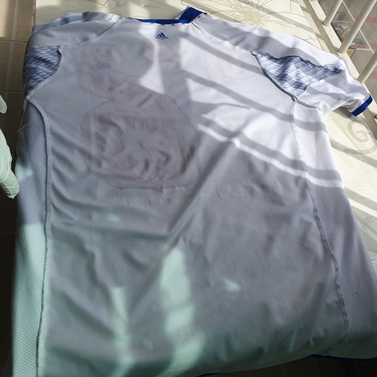 축구 유니폼 마킹 제거 - 마킹이 제거된 상태 (접착제만 남아 있는 경우)