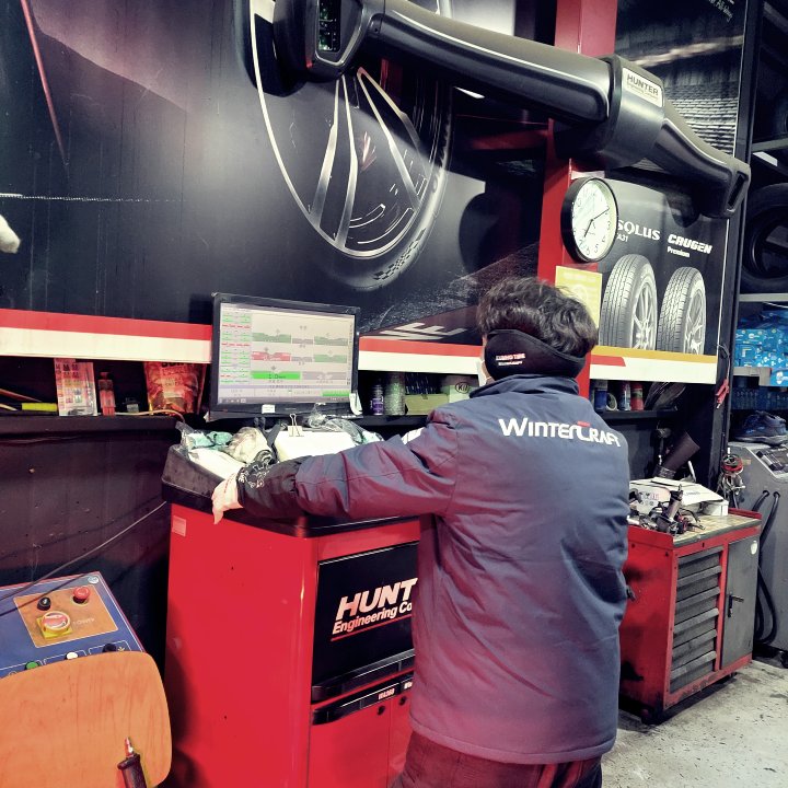 휠얼라이먼트-모니터로-확인중