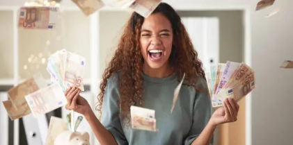 복권에 당첨되어 행복해 하는 여성