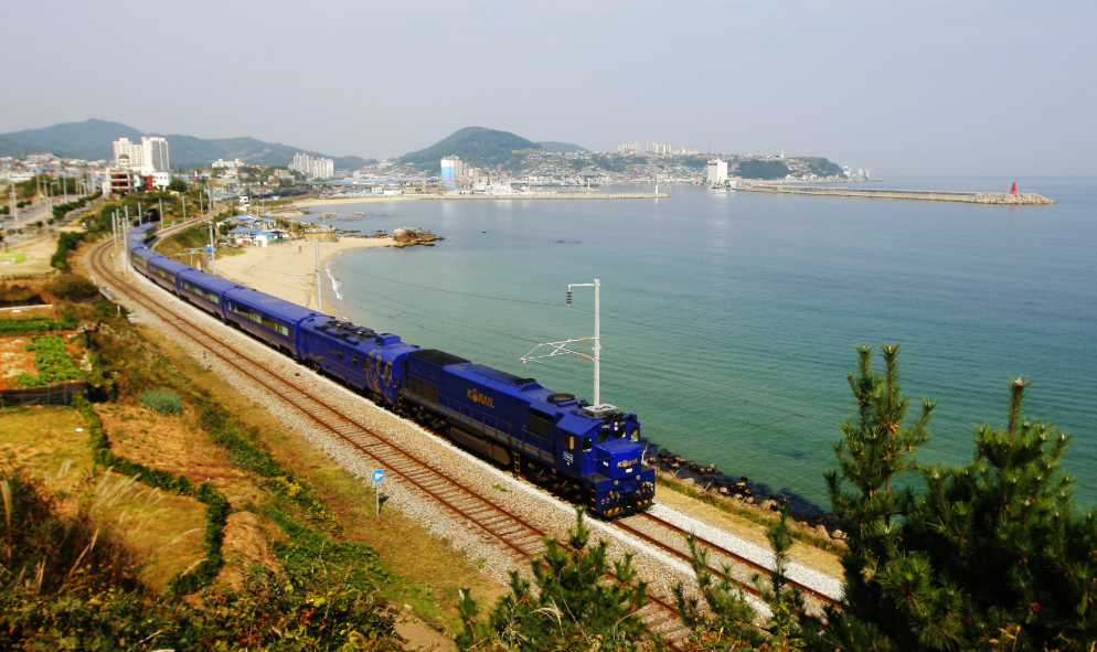 바다 옆을 달리는 해랑열차