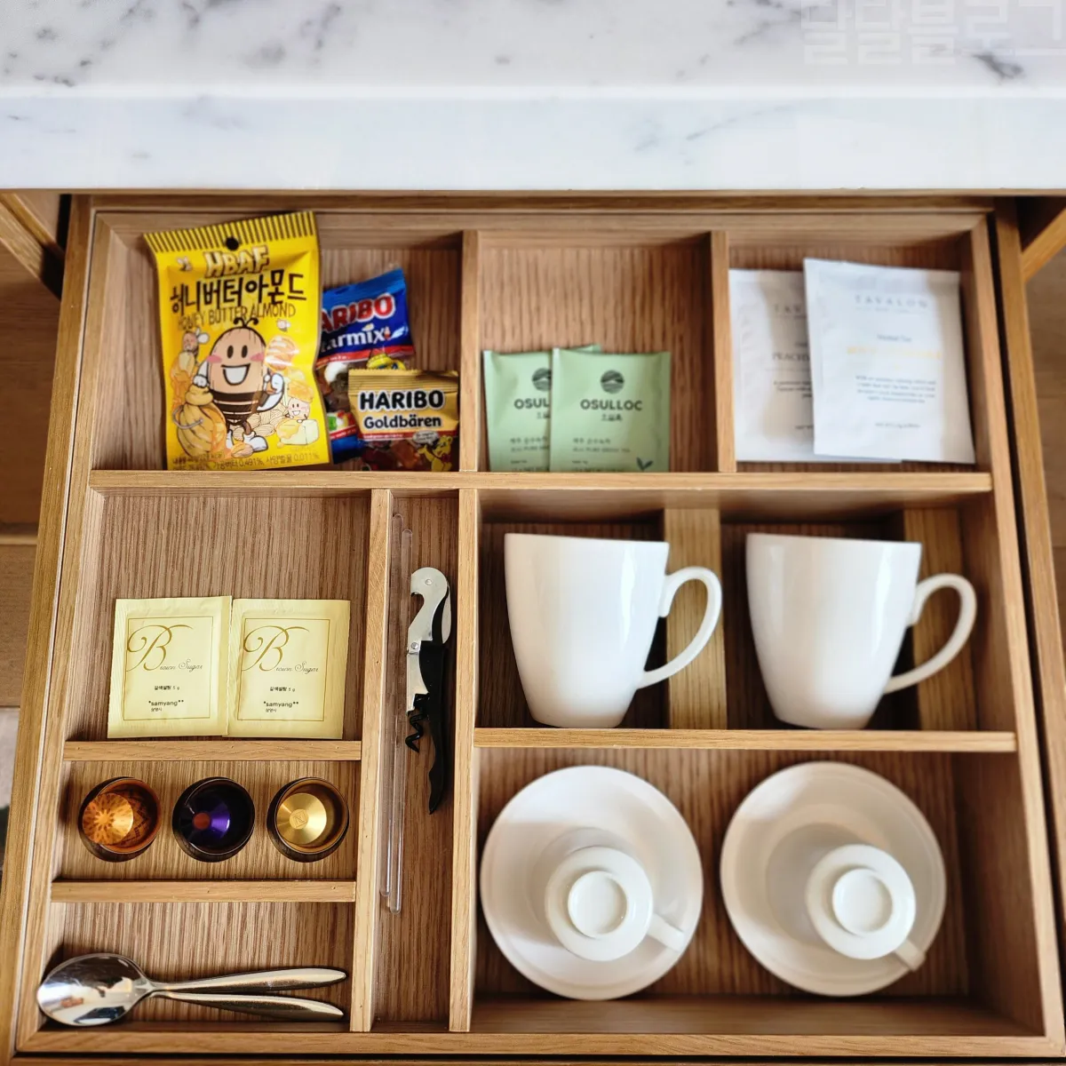 인천-파라다이스시시티-프리미어-디럭스-트윈-룸-티백-커피잔