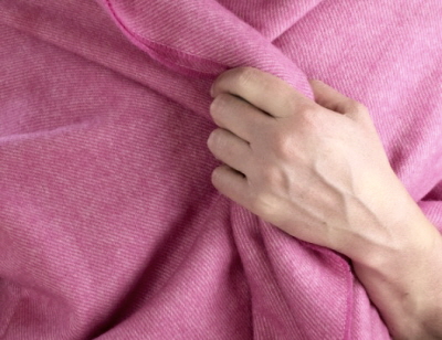 캐시미어 소재로 만든 의류 입은 모습