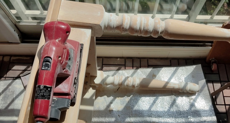 직선이나 큰 면적은 샌딩기로 갈아주는모습