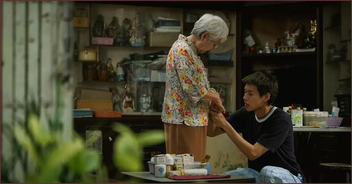 할머니 단추를 잠그는 M