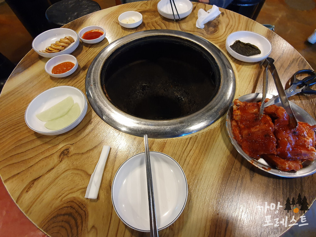 강촌 숯불 닭갈비 차림상