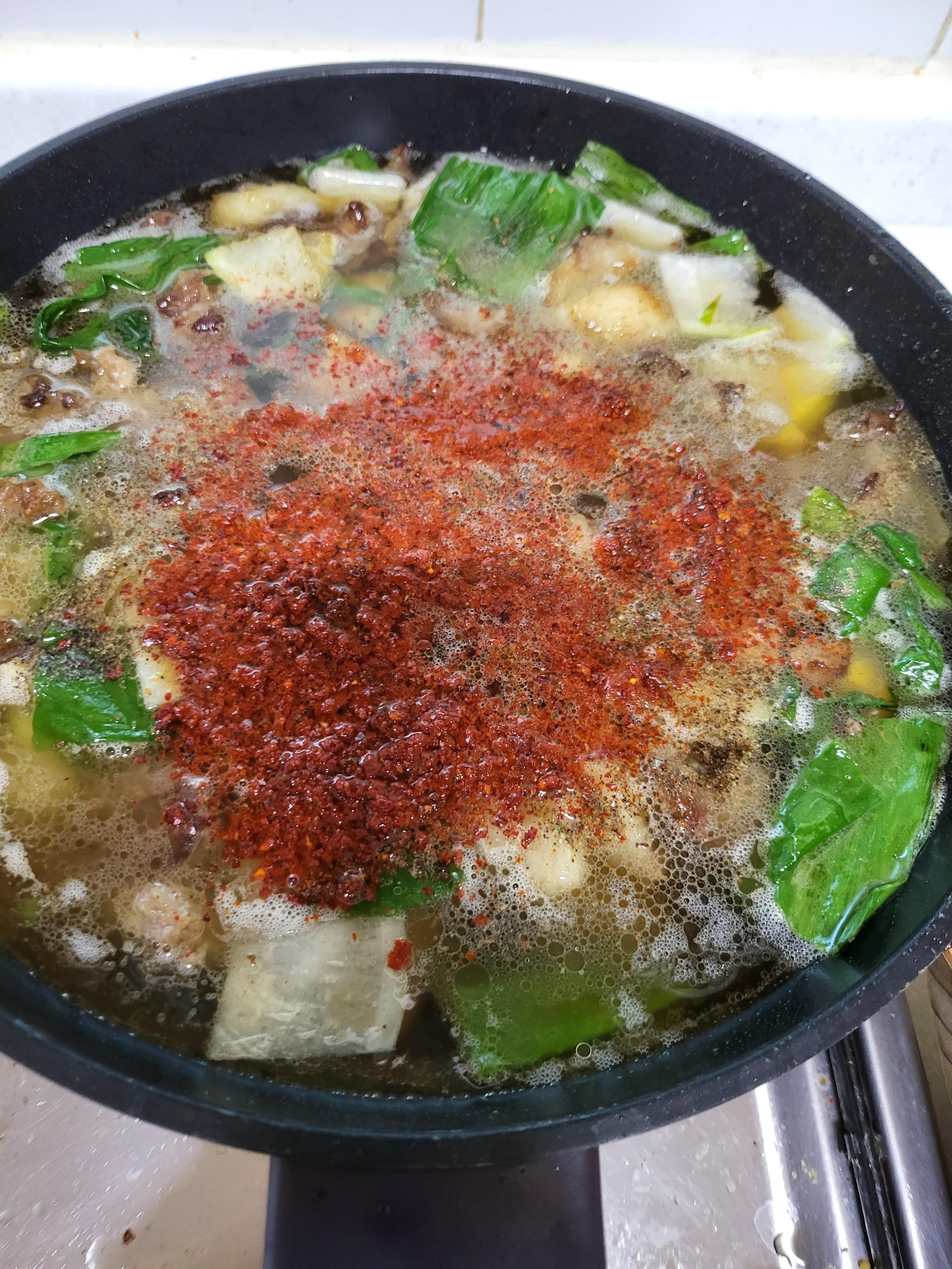 고춧가루 넣어서 끓여 주기
